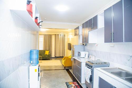Η κουζίνα ή μικρή κουζίνα στο The Furnished Homes KE, Lake View & GYM
