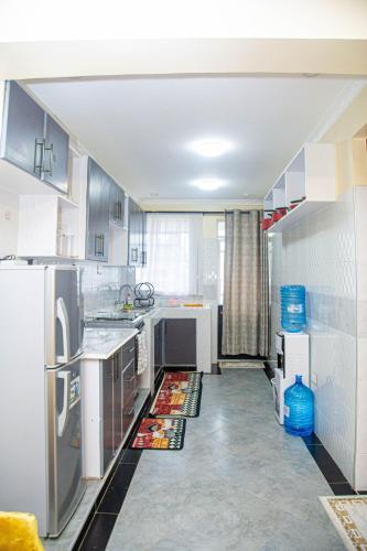 Η κουζίνα ή μικρή κουζίνα στο The Furnished Homes KE, Lake View & GYM