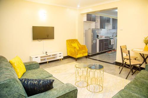 uma sala de estar com um sofá e uma mesa em The Furnished Homes KE, Lake View & GYM em Nakuru