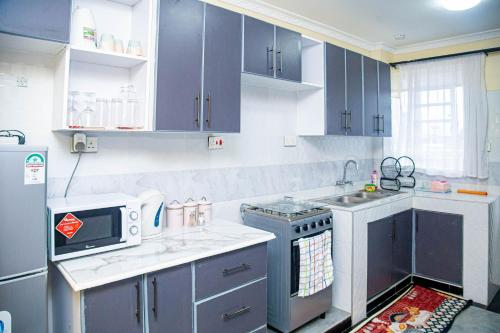 Η κουζίνα ή μικρή κουζίνα στο The Furnished Homes KE, Lake View & GYM