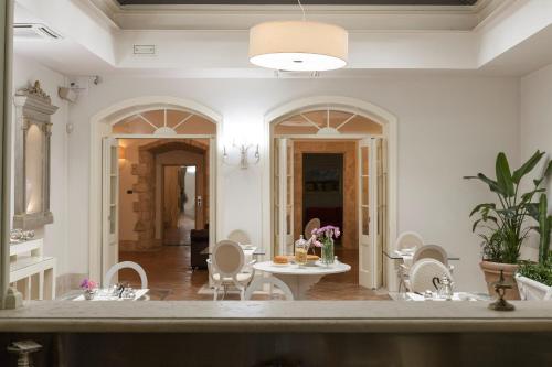 a kitchen and dining room with a table and chairs at Hotel & Residenza 100 Torri in Ascoli Piceno
