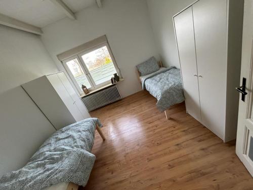 een woonkamer met een bed en een raam bij Gasthaus Thiele in Südbrookmerland