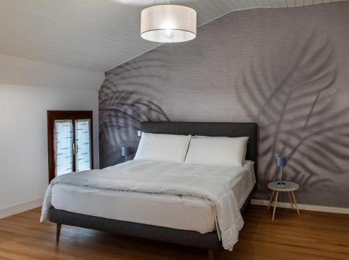 1 dormitorio con 1 cama grande y un mural en la pared en Ca' Marinaressa, en Portogruaro