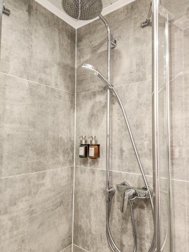 a shower with a glass door in a bathroom at GELI Homes A2208 - 2x Zimmer, 2x Kingsize Bett, 1 bis 4 Personen, Parkplatz, TV, Wifi, top Küche, Kaffee, Tee in Lünen