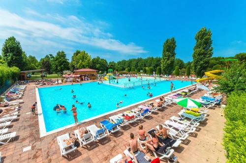 an overhead view of a large swimming pool with people in it at EUROCAMPINGPACENGO in Pacengo di Lazise