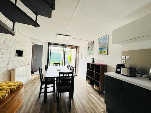 Η κουζίνα ή μικρή κουζίνα στο Charmante maisonnette avec terrasse et jolie vue - 5 min à pied du lac