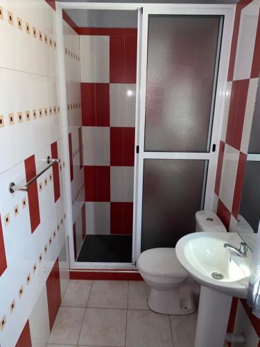 サン・フィリペにあるCasa Tchitchiのバスルーム(シャワー、トイレ、シンク付)