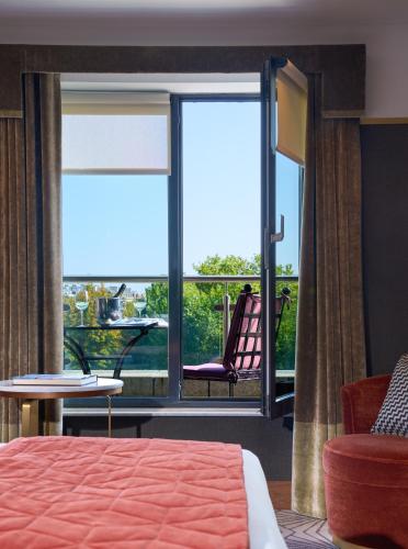 Una cama o camas en una habitación de The Fitzwilliam Hotel
