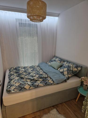 łóżko w pokoju z oknem z łóżkiem sidx sidx w obiekcie Baśniowy apartament w Sztutowie