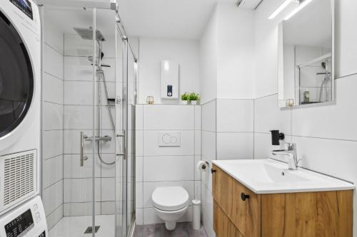 a bathroom with a shower and a toilet and a sink at Zentrale, Große & Moderne Unterkunft in Koblenz in Koblenz