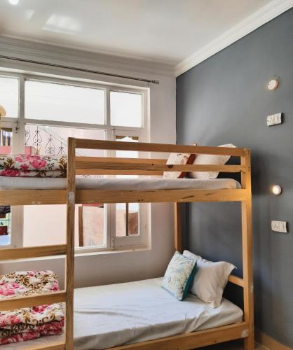 una habitación con literas y dos literas en Be Happy HomeStay, en McLeod Ganj
