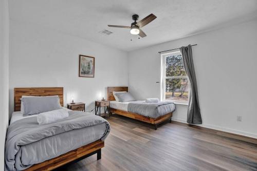 sypialnia z 2 łóżkami i oknem w obiekcie Pool Table - Game Room - Spacious Home in Poconos w mieście Pocono Summit
