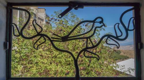 a glass window with a picture of a branch at La Casa del Fabbro in Troina