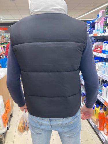 un hombre de pie en una tienda con la espalda a la tienda en Lev, en Öcsöd