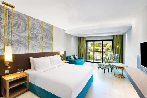 Habitación de hotel con cama y TV en DoubleTree by Hilton Hotel Goa - Arpora - Baga, en Baga