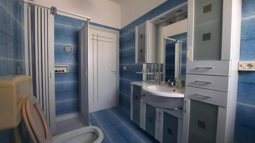 uma casa de banho com um WC, um lavatório e um chuveiro em Casa Gioia em Torre San Giovanni Ugento