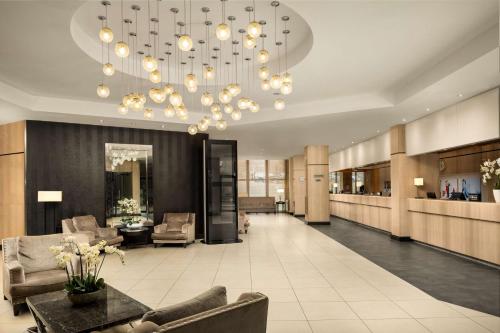 un vestíbulo de un hotel con una lámpara de araña en DoubleTree by Hilton Luxembourg en Luxemburgo