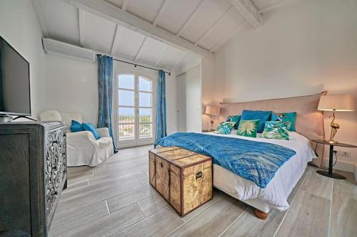 une chambre avec un grand lit avec des oreillers bleus dans l'établissement House 3 bedrooms-3 bathrooms-swimming pool-tennis, à Saint-Tropez