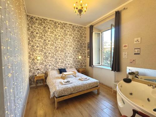 een slaapkamer met een bed, een bad en een wastafel bij Casa Lina in Civitavecchia