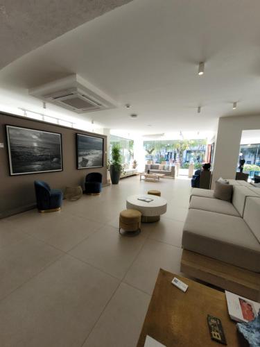duży salon z kanapą i stołem w obiekcie New & Beautiful Loft in Puerto Banus w Marbelli