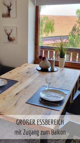 una mesa de madera con un plato encima en Ferienwohnung Alpenflair mit Pool und Sauna & direkt am Skilift en Missen-Wilhams