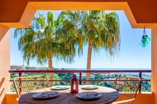 uma mesa de jantar com vista para uma palmeira em Spectacular Views in Sitio de Calahonda, Mijas em Mijas
