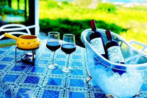 zwei Gläser Wein auf einem blauen Tisch in der Unterkunft Lord's House in Serra de São Bento