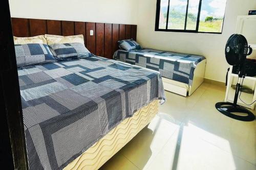 1 Schlafzimmer mit 2 Betten und einem Ventilator in der Unterkunft Lord's House in Serra de São Bento