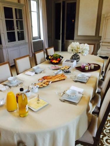 a large white table with food on top of it at Le Château d'Hermonville B&B / Chambres d'hôtes in Hermonville