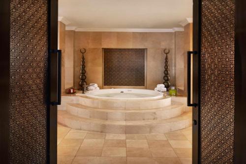Sofitel Shahd Al Madinah في المدينة المنورة: حمام مع حوض كبير في الغرفة