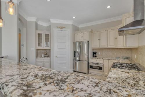 Η κουζίνα ή μικρή κουζίνα στο Charming 2 Story Retreat home