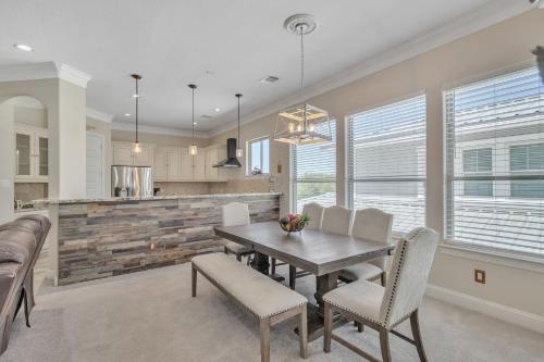 Η κουζίνα ή μικρή κουζίνα στο Charming 2 Story Retreat home