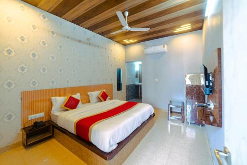 a bedroom with a bed and a television in a room at HOTEL METRO REGENCY INN in Jaipur
