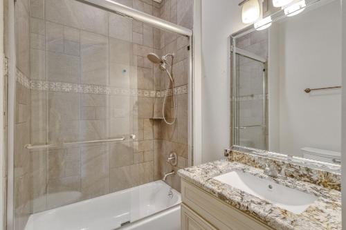 Ένα μπάνιο στο Charming 2 Story Retreat home