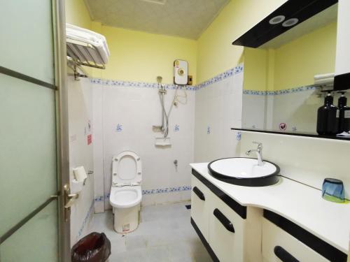 a bathroom with a toilet and a sink at Thavixay Hotel 博雅酒店酒店 in Vientiane