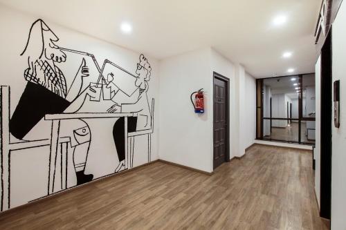 uma sala com um desenho na parede em Super Townhouse 990 F Suites Near Delhi Airport em Nova Deli