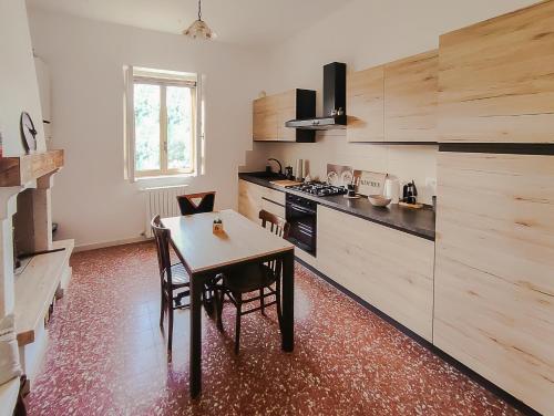 Kitchen o kitchenette sa Il tuo casale tra le colline - Marche House