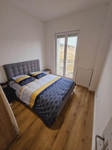 Ένα ή περισσότερα κρεβάτια σε δωμάτιο στο Maison de village sur le port