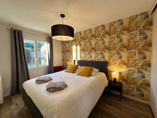 - une chambre avec un grand lit blanc et un mur dans l'établissement Villa pour des vacances en famille (linge inclus), aux Mathes