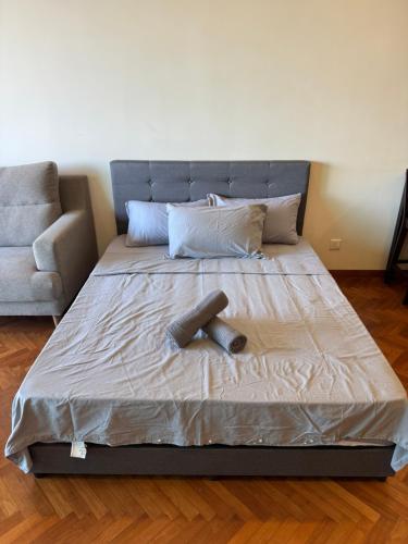 Katil atau katil-katil dalam bilik di Seaview Waterfront at Straits Quay Free Carpark Bathub
