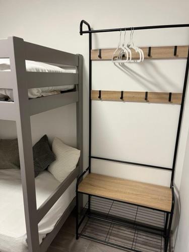 - un lit superposé avec une échelle menant à un lit superposé dans l'établissement Studio plage de l'argentiére LA LONDE LES MAURES, à La Londe-les-Maures