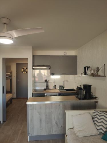 - une cuisine avec un comptoir dans une pièce dans l'établissement Studio plage de l'argentiére LA LONDE LES MAURES, à La Londe-les-Maures