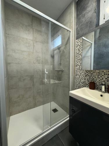 une salle de bain avec douche et lavabo dans l'établissement Fibre - Le Haussmann LH - B'PAM, au Havre