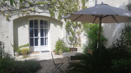 Κήπος έξω από το Domaine Fontaine