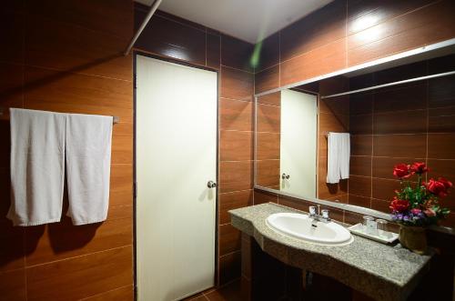 A bathroom at Ranong Garden Hotel