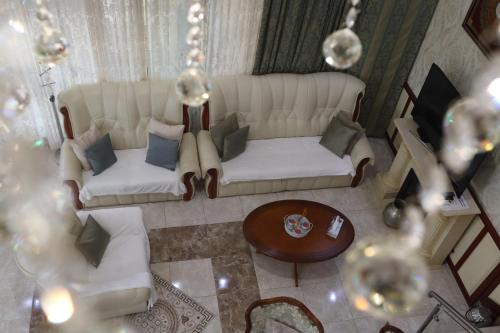 un soggiorno con divano bianco e tavolo di Barackos Wellness Villa Fót a Fót