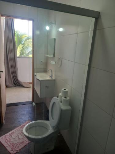 a small bathroom with a toilet and a sink at Pousada Pé Na Areia in Arraial do Cabo