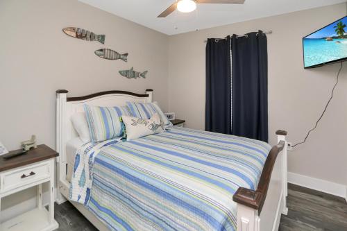 Anchored Inn 3 by Pristine Properties Vacation Rentalsにあるベッド