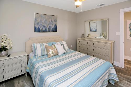 Anchored Inn 3 by Pristine Properties Vacation Rentalsにあるベッド