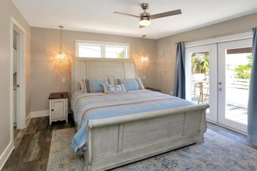 Anchored Inn 3 by Pristine Properties Vacation Rentalsにあるベッド